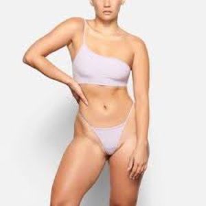 Skims fits everybody, one shoulder bralette